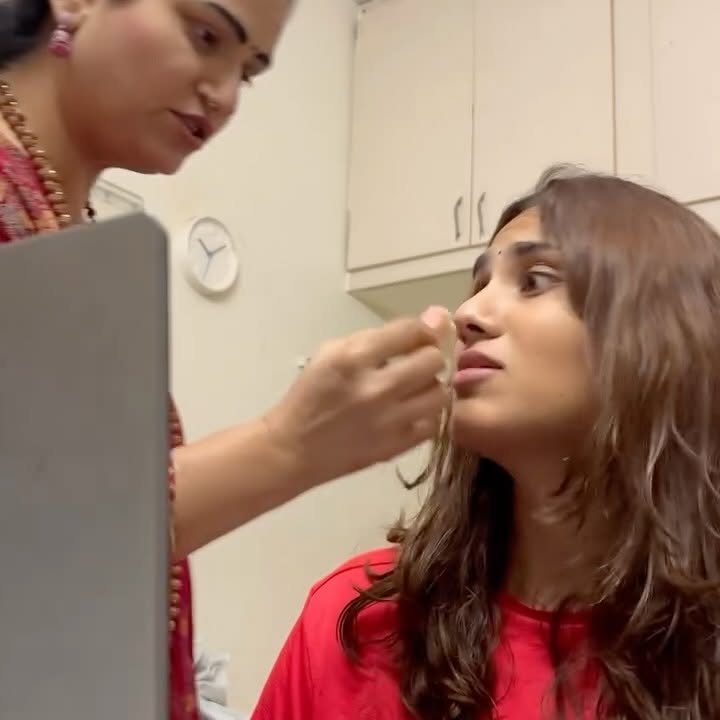 Instagram post by @vegfriedmomo for Airtel. Caption reads: #Ad Indian moms will always have a love hate....