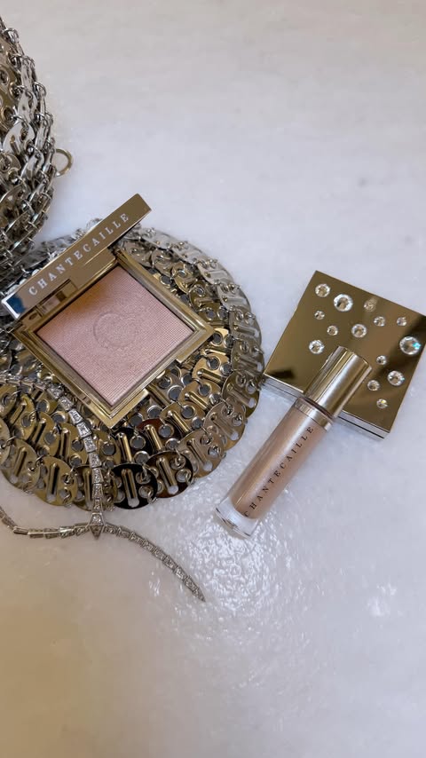 Instagram post by @cinthia.mess for Chantecaille. Caption reads: AD | Holiday glow with @chantecaille ✨
This glow....
