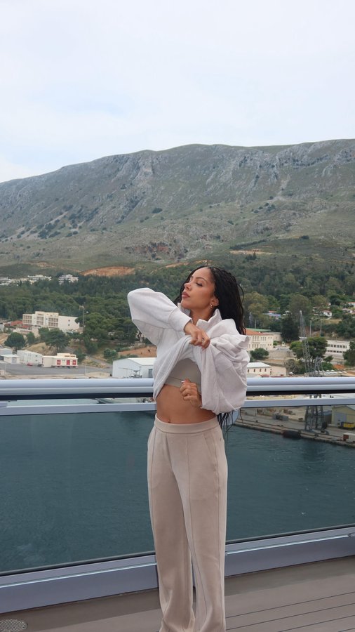 Instagram post by @deandrakanu for TRU NIAGEN. Caption reads: Morning routine Deandra Style. #TruNiagenPartner....