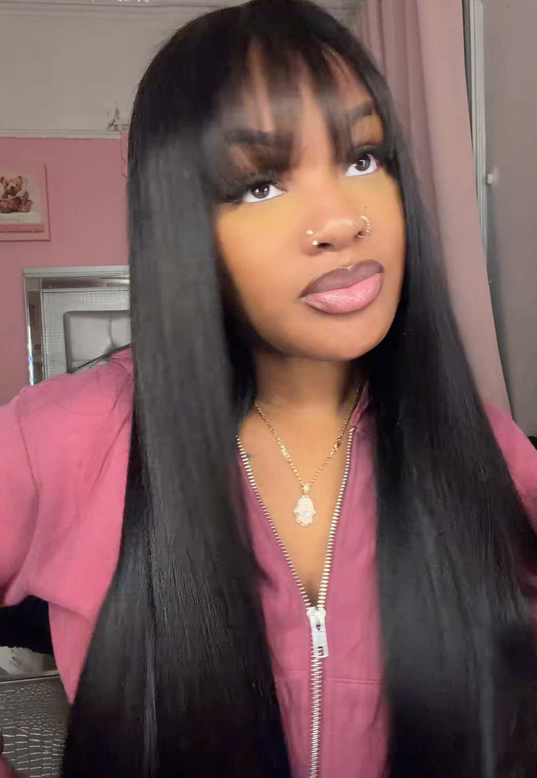TikTok post by @niquaab_ for Sterly Hair. Caption reads: [...] bang wig for yall, right here !!!!....