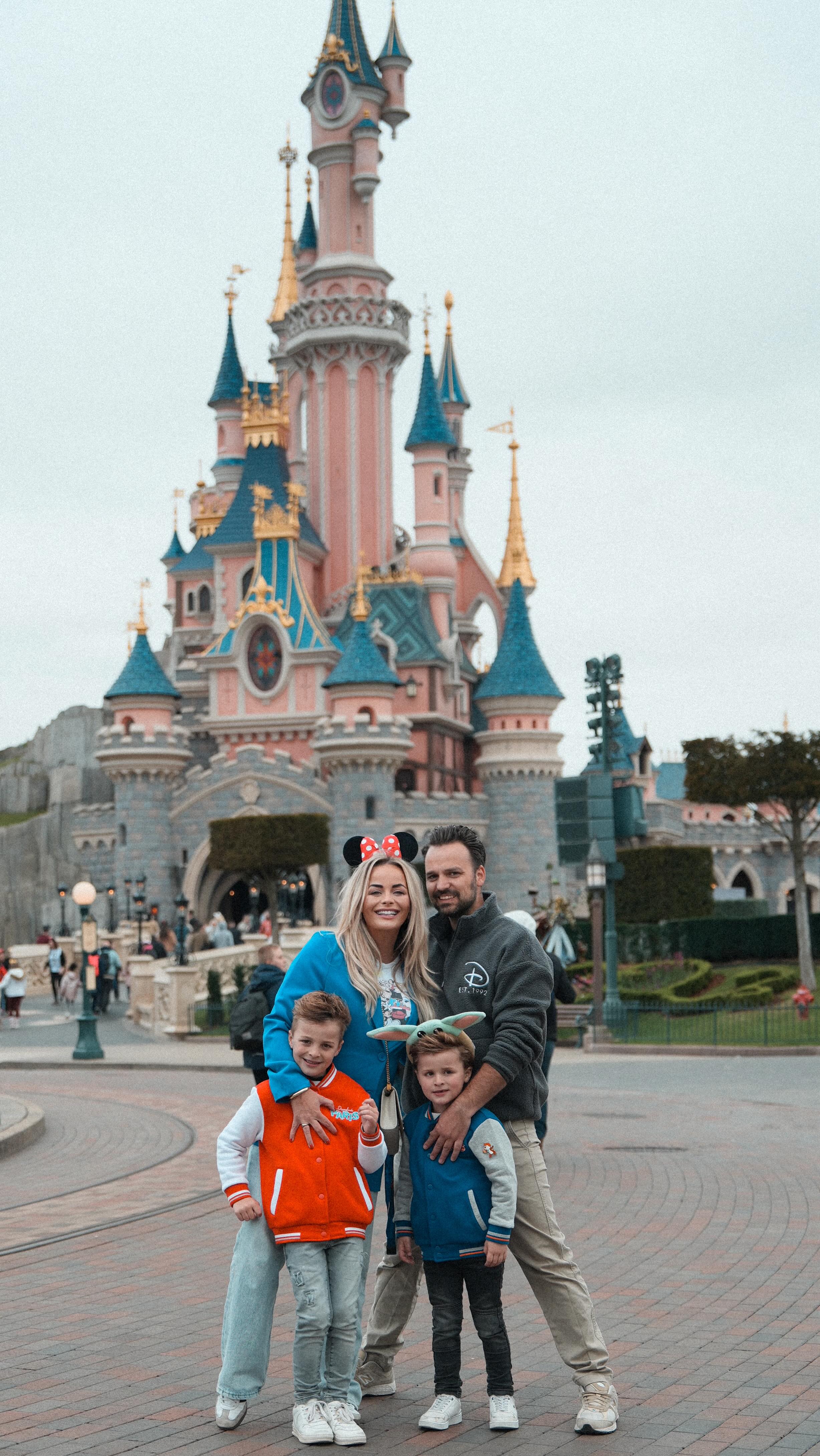 Instagram post by @rosannevanhemert for Disneyland Paris. Caption reads: WIJ ZIJN IN DISNEYLAND PARIS 🎠🍭🎢

Een droom die....