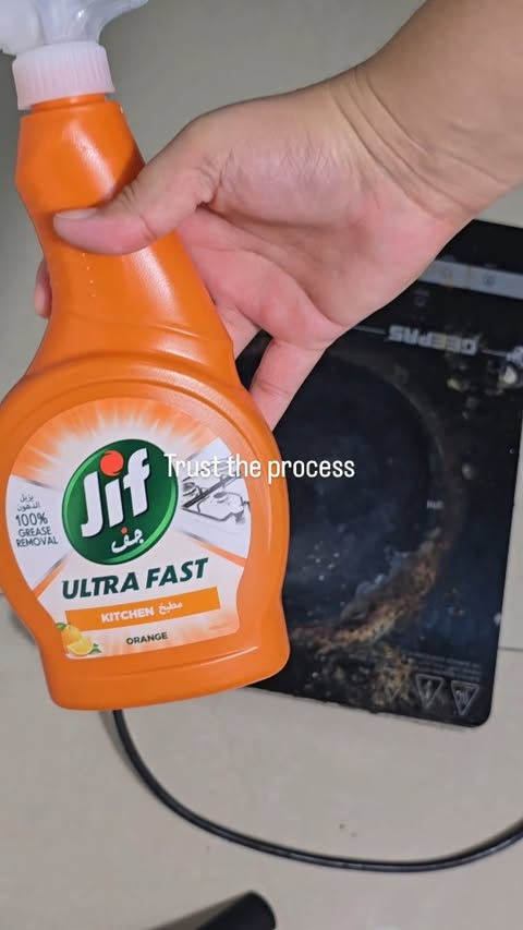 Instagram post by @n00rulaiin for Cleanipedia. Caption reads: [...] on ✨ Jif stove cleaner for the win....