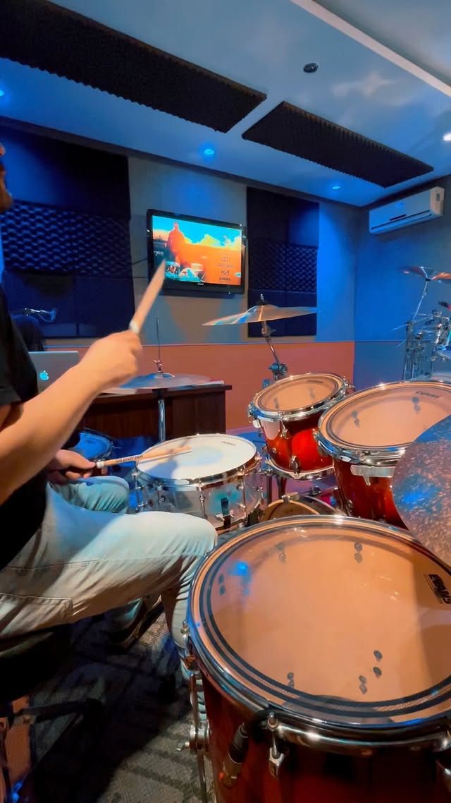 Instagram post by @edermedeirosdrummer for EVANS Drumheads. Caption reads: [...] @meinlcymbals @meinlbrasil @evansdrumheads -....