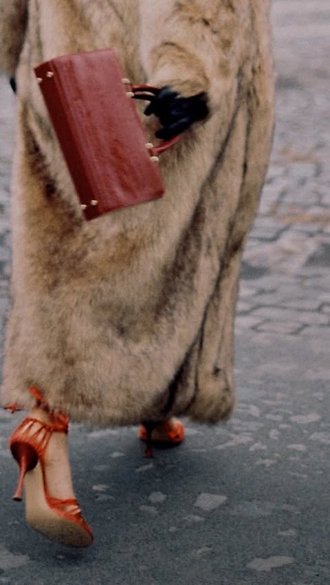 Instagram post by @katrin_freud_ for Glowmode. Caption reads: Search [GLOWMODE] 😍 @glowmode_official 

use my....