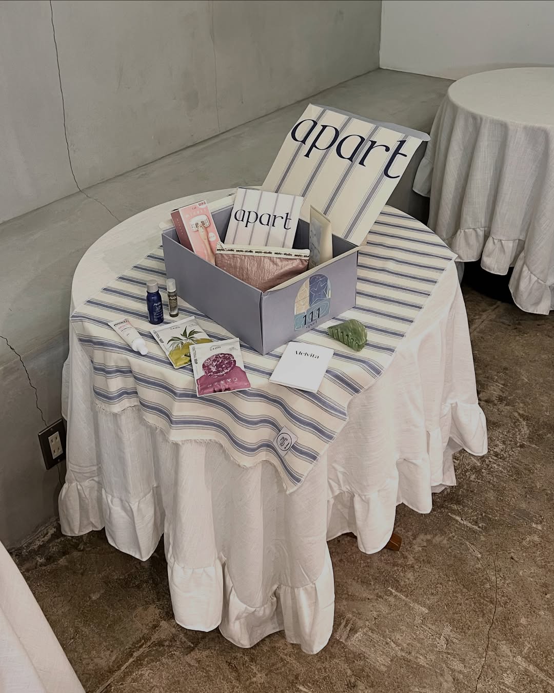 Instagram post by @moelog_95 for SWATi. Caption reads: ㅤㅤㅤㅤㅤㅤㅤㅤㅤㅤㅤㅤㅤ
ㅤㅤㅤㅤㅤㅤㅤㅤㅤㅤㅤㅤㅤ
ずーっと気になってたApart box -....