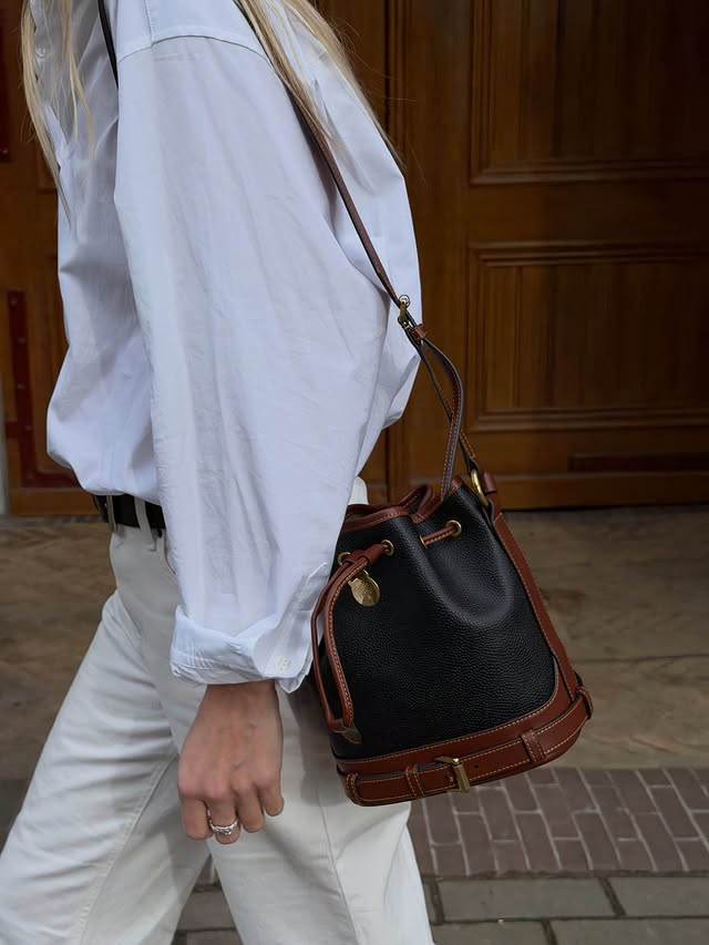 Instagram post by @lindatol_ for Mulberry. Caption reads: [...] classic, and effortlessly functional....