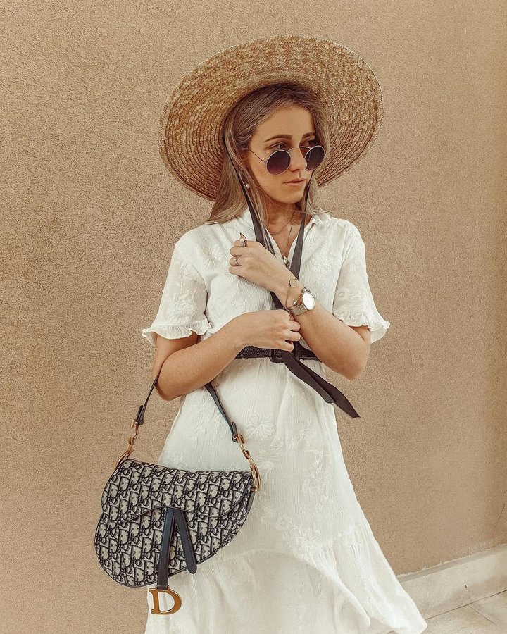 Instagram post by @joicymuniz for Mockberg. Caption reads: Moody. 💭 Happy Sunday everyone! ❤ #Ad ( Cause I....