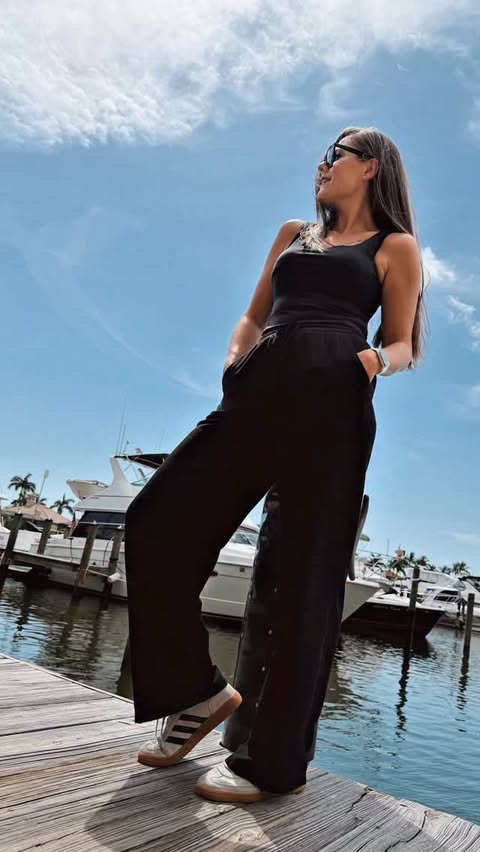 Instagram post by @thesunshinestatemom for Halara. Caption reads: The perfect summer pants do exist ✨....