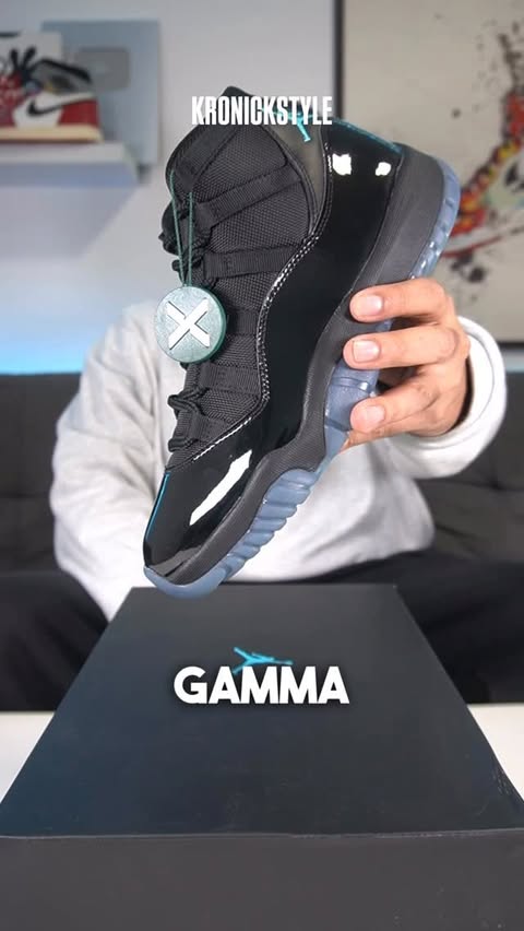 Instagram post by @kronickstyle for StockX. Caption reads: [...] LINK EN BIO / CANAL DE DIFUSIÓN @stockx....