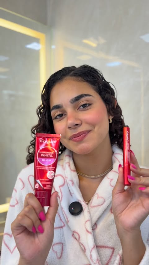Instagram post by @xcaroollx for Colgate. Caption reads: @colgatebrasil 

#DêUmGlow
#publi.