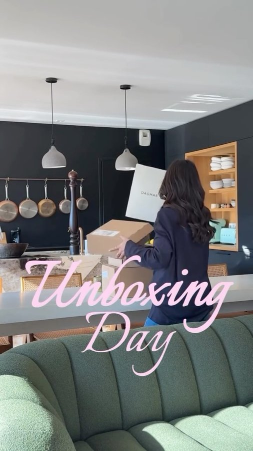 Instagram post by @sarah_kassmi for Soeur. Caption reads: 1 commande | 2 robes 🖤💛 @soeur_paris....