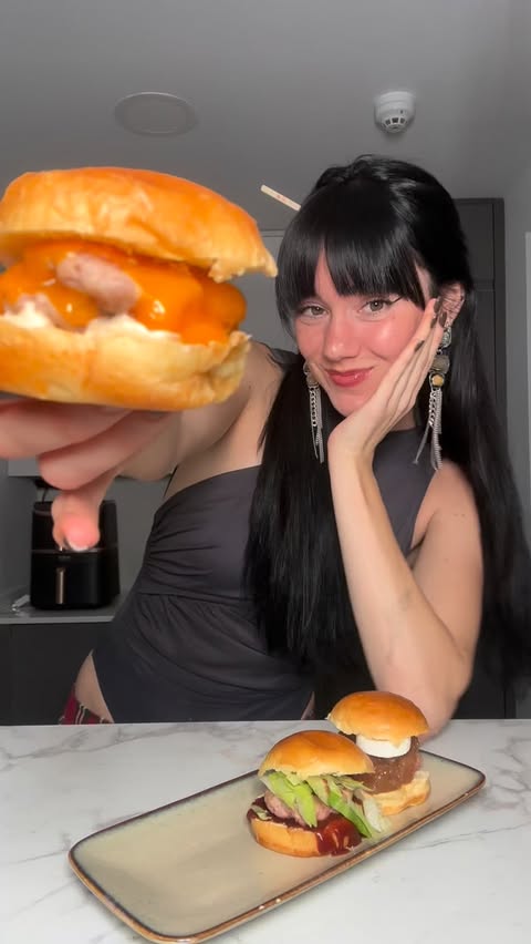 Instagram post by @_boukie_ for Dulcesol. Caption reads: Publi. estas mini burgers de @dulcesol son....