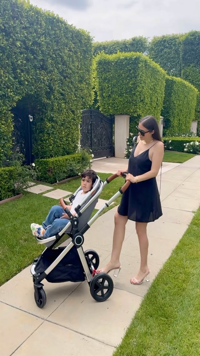 Instagram post by @esraurn for Mompush. Caption reads: @mompush_stroller reliable, useful and stylish 🫧.