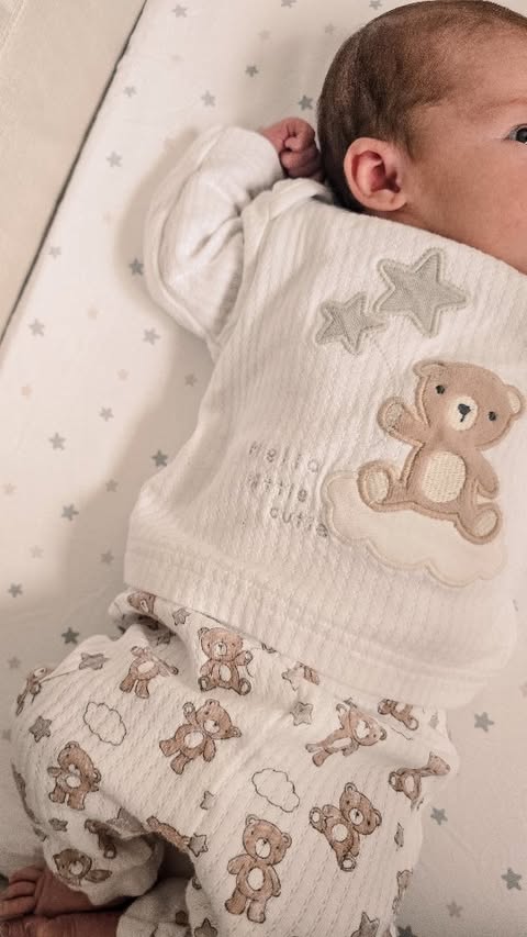 Instagram post by @everyday_withleo for Shnuggle. Caption reads: [...] 𝑫𝒓𝒆𝒂𝒎𝒔 💤 ad- Loving our @Shnuggle Air....