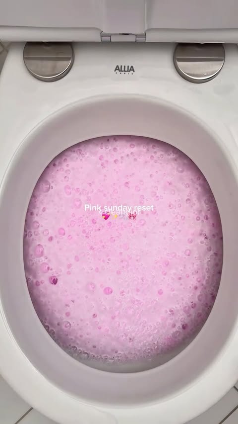 Instagram post by @cleangior for Swiffer. Caption reads: I love sunday resets, especially when they‘re pink....