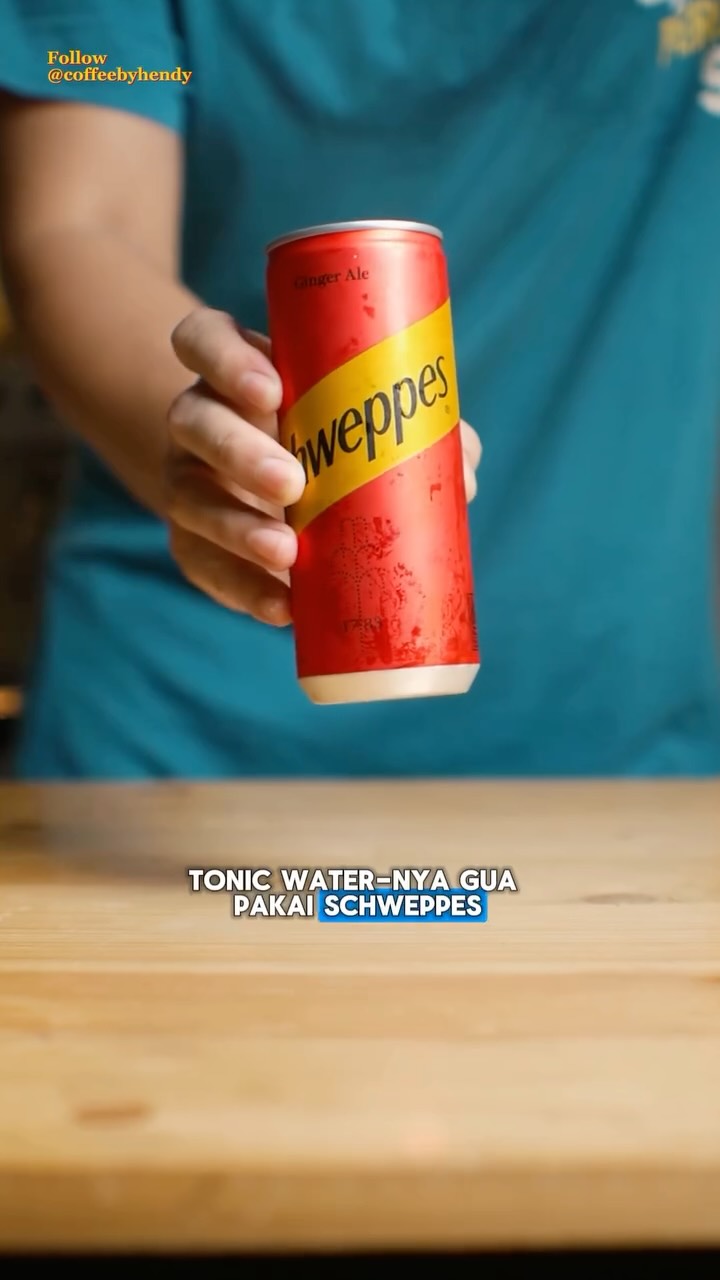 Instagram post by @coffeebyhendy for Schweppes. Caption reads: Orange coffee tonic.

Resep:
- 20ml ristretto
-....