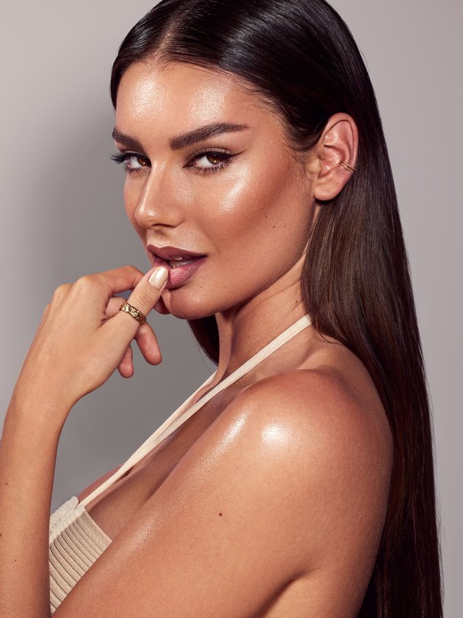 Instagram post by @lara_gilles for Profoto. Caption reads: Throwback to this photoshoot with beauty....