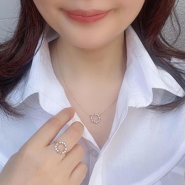 Instagram post by @keppi0830 for Marc Mirren. Caption reads: 𓆸﻿
﻿
少し前まではロングネックレスとか﻿
大ぶりのアクセをよく身につけてたけど、﻿
最近は女性....