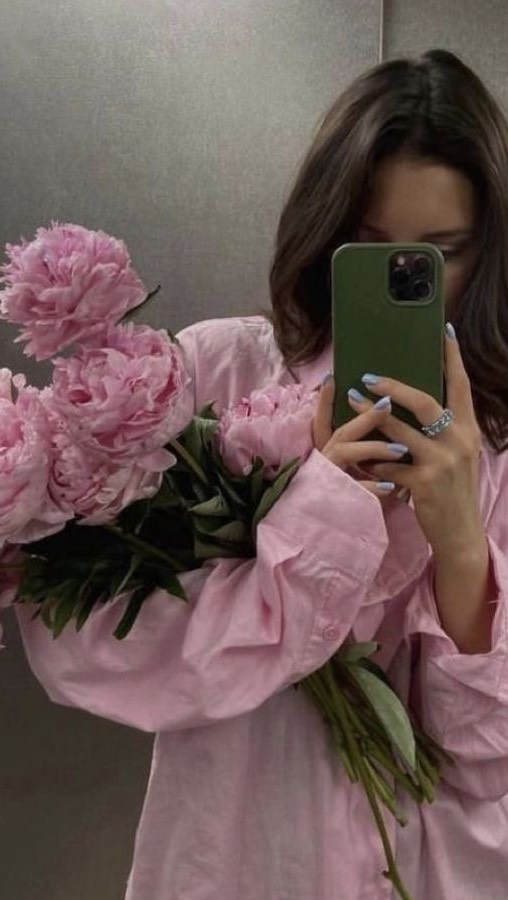 Instagram post by @griss_iljazi for NEEWER. Caption reads: [...] smart RGBW floor lamp from @neewer — it....