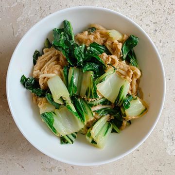 Instagram post by @katelemere for Natural Heaven. Caption reads: @naturalheavenusa Peanut Pad Thai 😍🤤 >>> Bishes,....