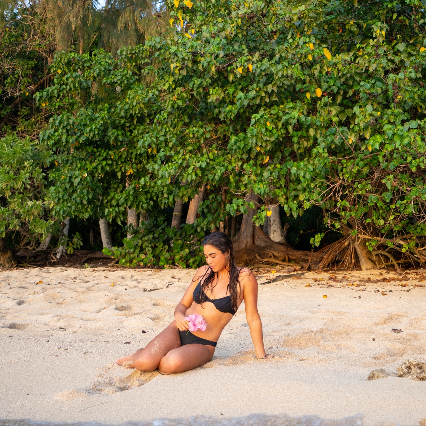 Instagram post by @solaguirrev for ROXY. Caption reads: [...] . . . . . . . . . . . . . . . @roxy....