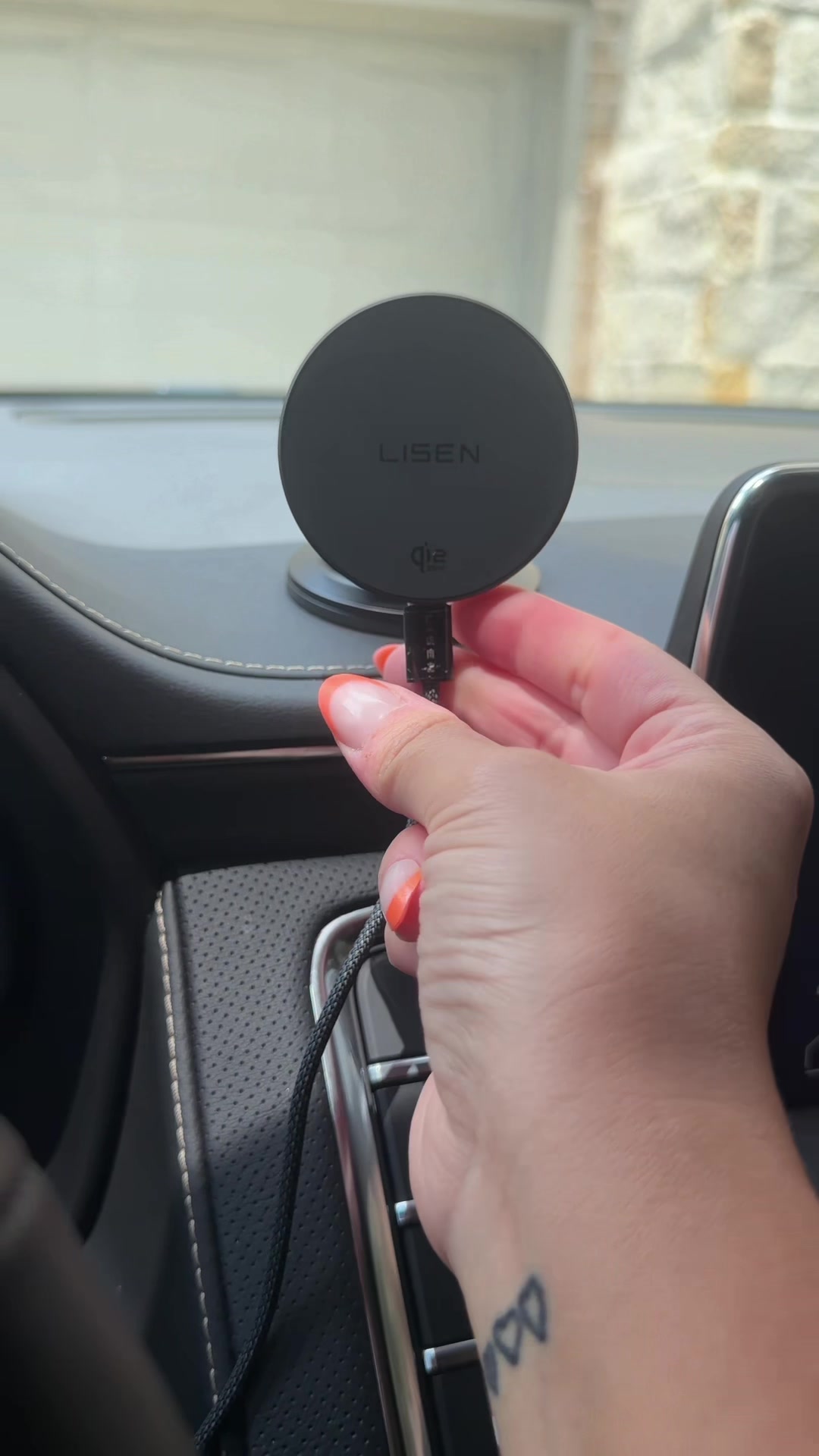 TikTok post by @vianeyrhtx_ for LISEN. Caption reads: [...] is charging my phone! Perfect gift 🎁 @Lisen....