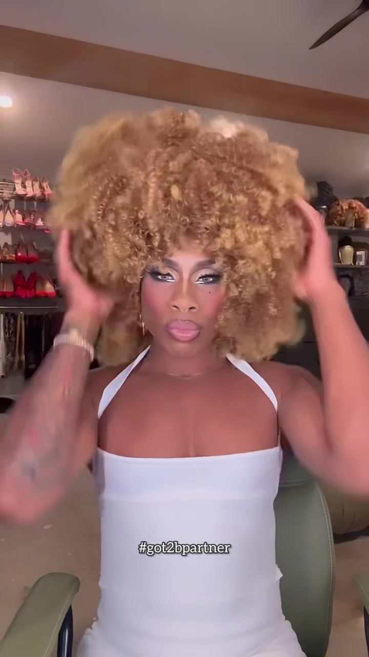 TikTok post by @themonetxchange for Krosse Kerle Kartoffelchips. Caption reads: Y’all just can’t take me and my “Pussycat Wigs”!!....