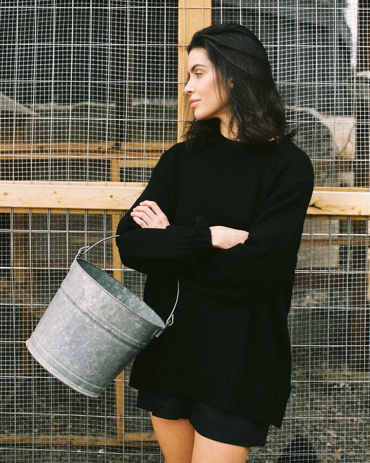 Instagram post by @saracovey for Jenni Kayne. Caption reads: [...] read full interview online with @jennikayne....