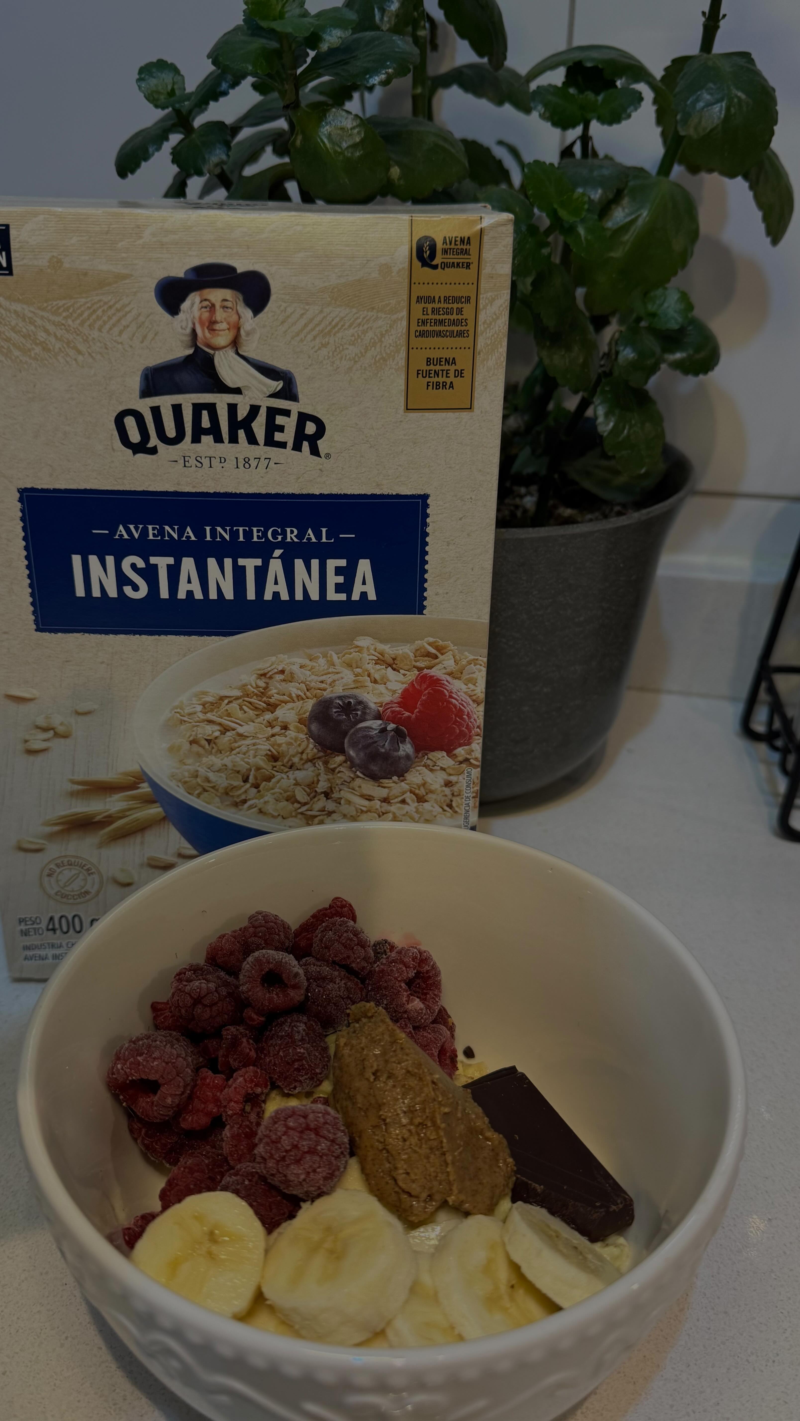 Instagram post by @isidoralavin_ for Quaker. Caption reads: Una comida muy rica y alta en proteína ✨en menos....