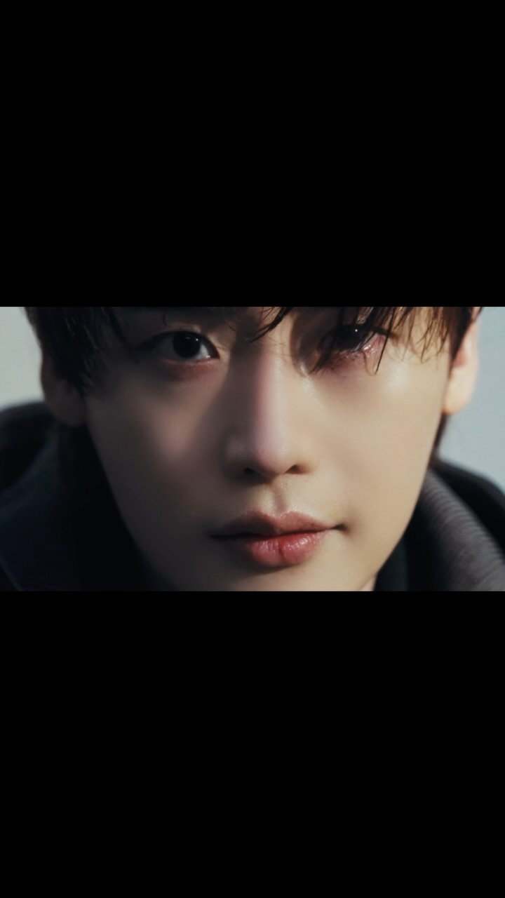 Instagram post by @jongsuk0206 for DKNY. Caption reads: DKNY를 입은 이종석의 발걸음을 따라 그가 선 도시로 향했습니다. 분주한 에너지가 깃든....