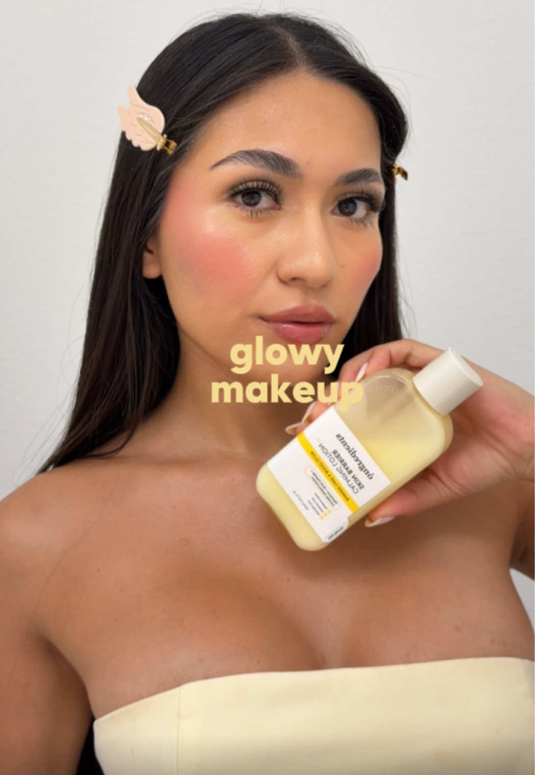TikTok post by @lauu_kzallaz for Ongredients US Store. Caption reads: No more cakey makeup since I discovered....