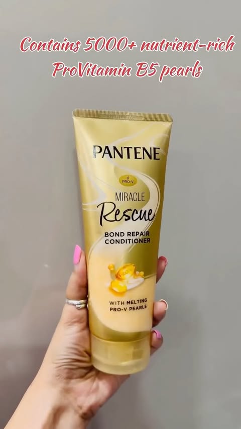 Instagram post by @vandypahuja for The Hype. Caption reads: [...] it with you #ad #pantenebondrepair #thehype....