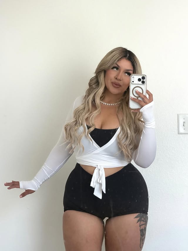 Instagram post by @sweetgainzzz for Buffbunny Collection. Caption reads: [...] Scrunch Short 5” (M) true to size....