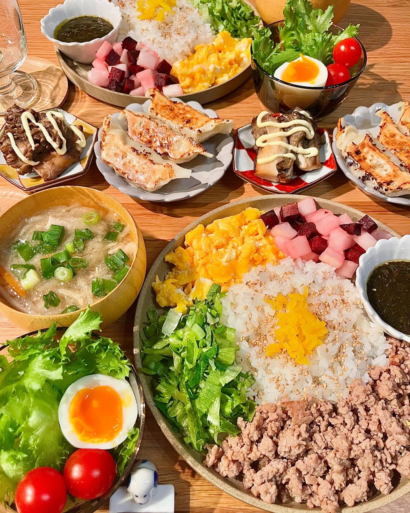 Instagram post by @nenekoko99 for Oisix. Caption reads: 〜夜ご飯〜

🍚秋田食材で！和風そぼろ混ぜご飯
🥟餃子
🍄‍🟫舞茸の照りマヨ
🍲切り干し大....