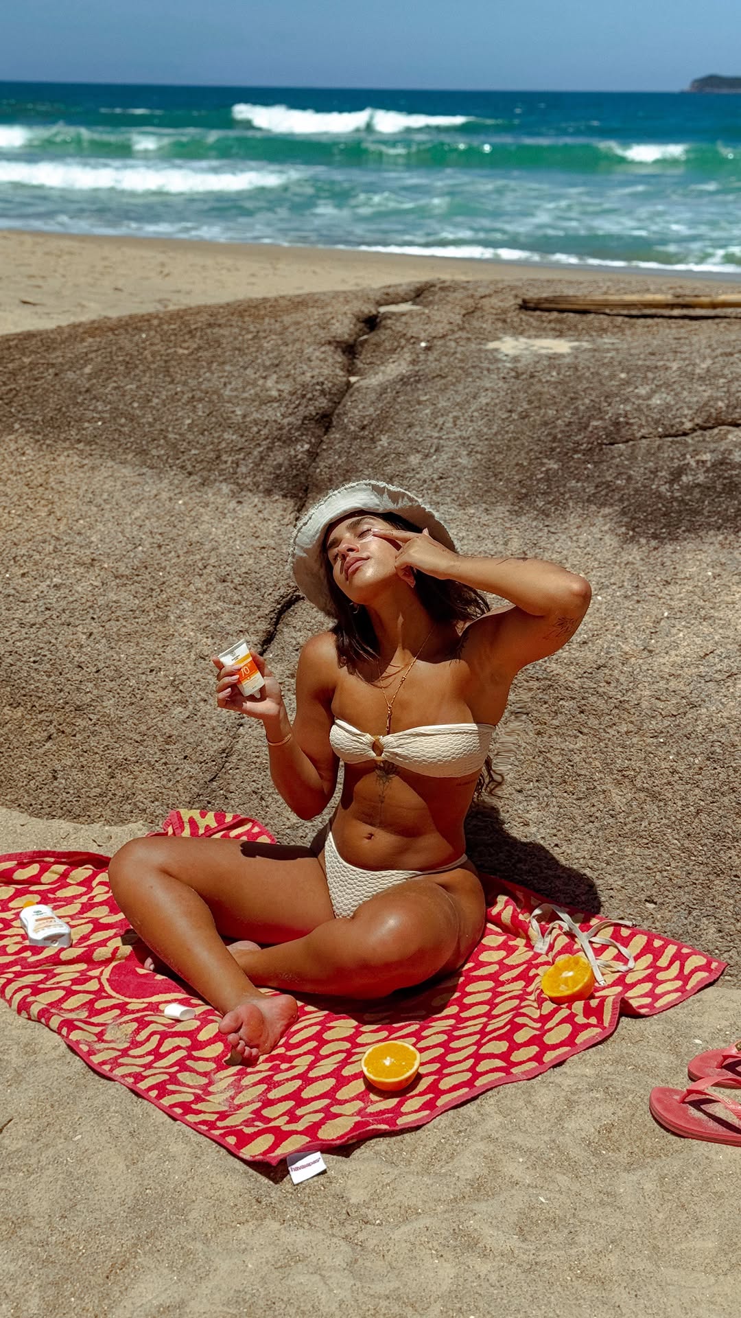 Instagram post by @belladigomes for Australian Gold. Caption reads: o Sol 🤝🏽 minha pele + @australiangold the best....