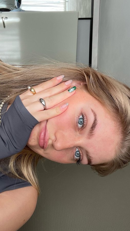 Instagram post by @marijezuurveld for Pink Gellac. Caption reads: me? Een nagelstyliste?! 🤭

@pinkgellac....