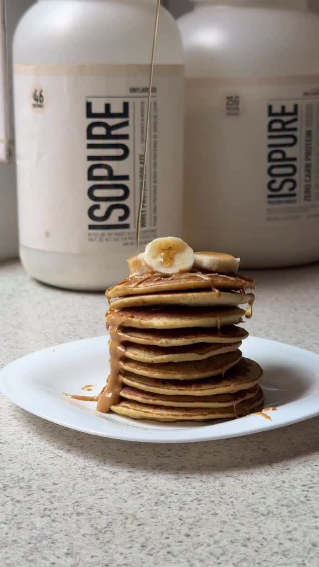 Instagram post by @becatrejo for Isopure. Caption reads: [...] 🥞✨💪🏻
Protein pancakes powered by....