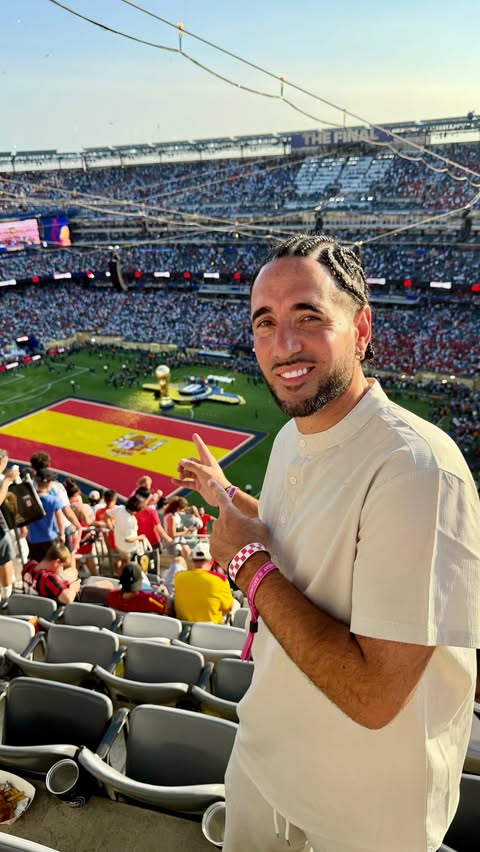 Instagram post by @seanfreestyle for Michelob ULTRA. Caption reads: Amazing experience @fifaworldcup @michelobultra....