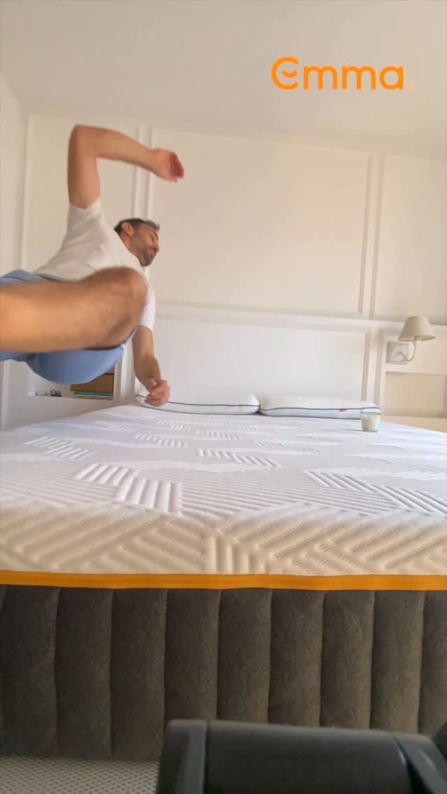 Instagram post by @tutorialcreativocristian for Emma Colchon. Caption reads: 🚀 Así llega tu colchón EMMA a casa 📦 ¡De la caja....