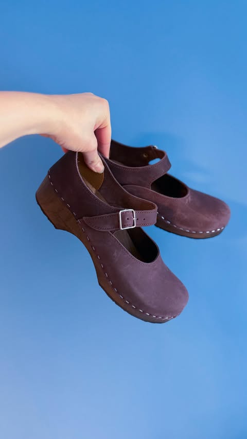 Instagram post by @the.thrifters.club for Sandgrens. Caption reads: [...] you… I’m in LOVE with these clogs from....