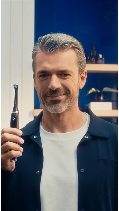 Instagram post by @lucaargentero for Oral-B. Caption reads: Come rendere i #SorrisiUnici ancora più....