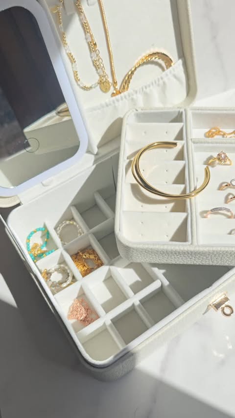 Instagram post by @satisbeautyedit for Callie Gifts. Caption reads: Shop all your personalised gifts at Callie Gifts.....
