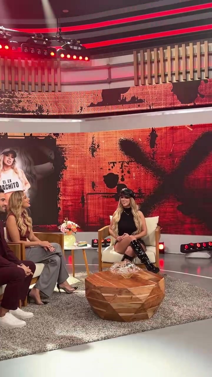 Instagram post by @yahairaplasencia for Telemundo. Caption reads: @encasacontelemundo 💛.