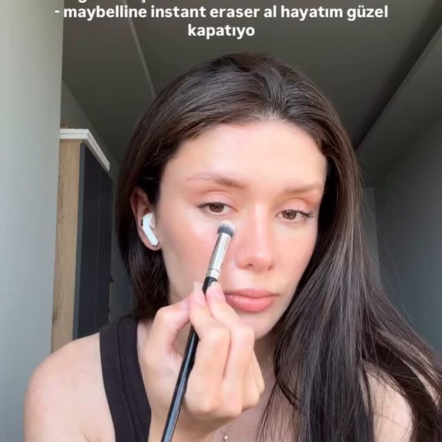 Instagram post by @elanur.pakkan for Maybelline New York. Caption reads: sakin olll yato çıko 
@maybelline_tr gizli #reklam....