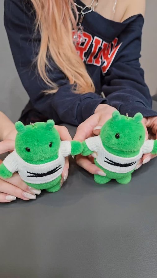 Instagram post by @le_sserafim for Android. Caption reads: @android, come over and dance!🕺💚

#LE_SSERAFIM....