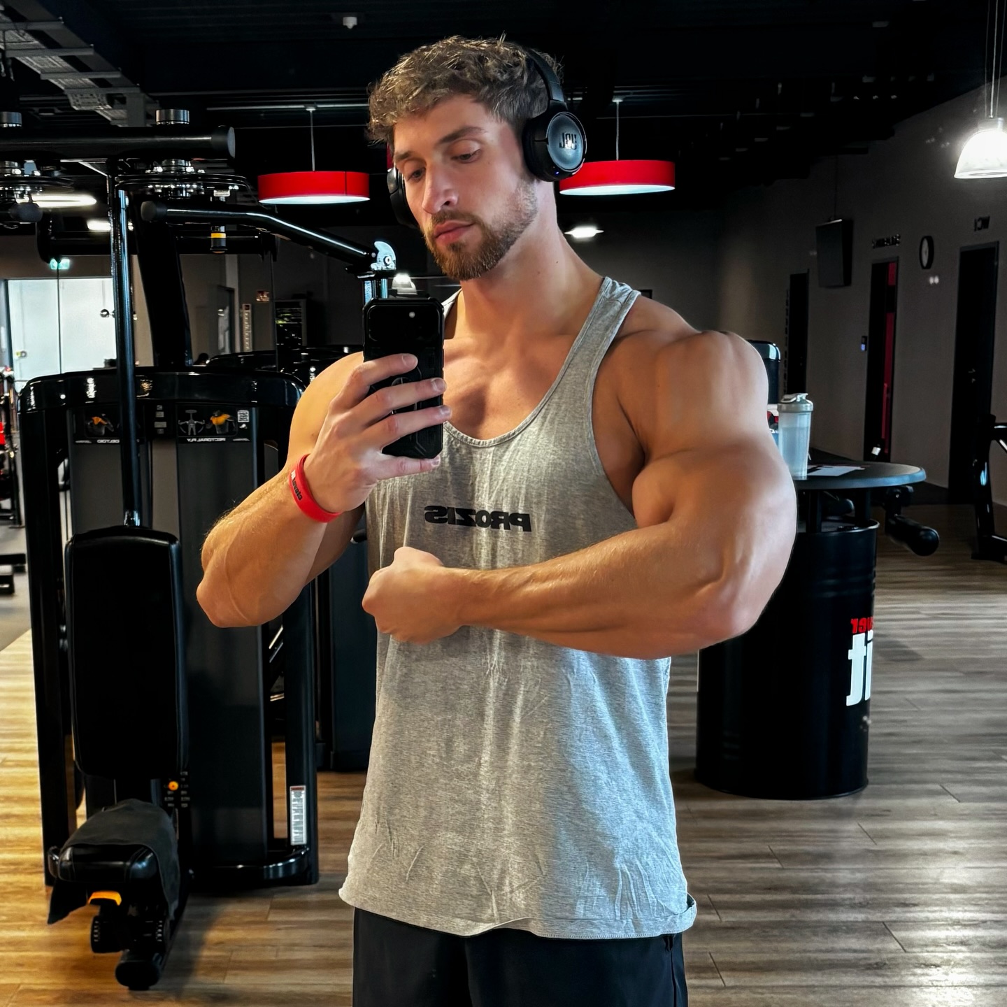 Instagram post by @jonasvtz for Prozis. Caption reads: TankTop - @prozis 
🔗 link in der Bio 

#gymlife....