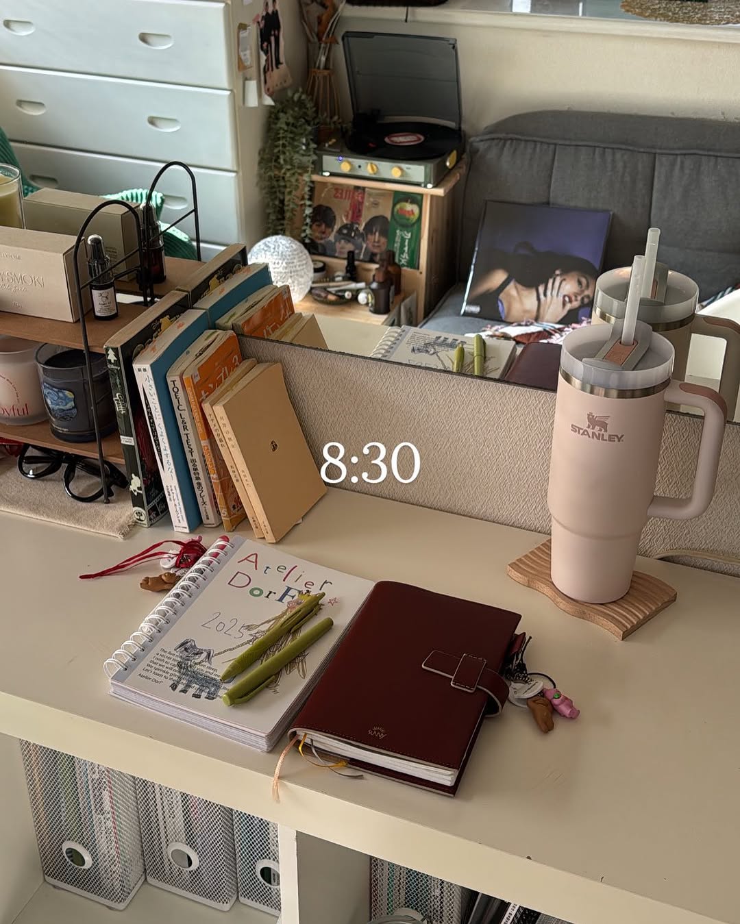 Instagram post by @yanyan_429 for Little Rooms. Caption reads: みなさん今日もおつかれさまです⭐️✨
今日の日常ひとこま🤏

いつも使ってるLOOSYのソファーの....