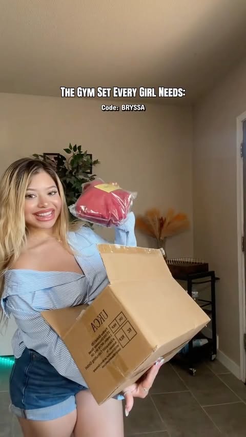 Instagram post by @bryssaaa._ for Yeoreo. Caption reads: [...] Size reference: Top: S Bottoms: XS....