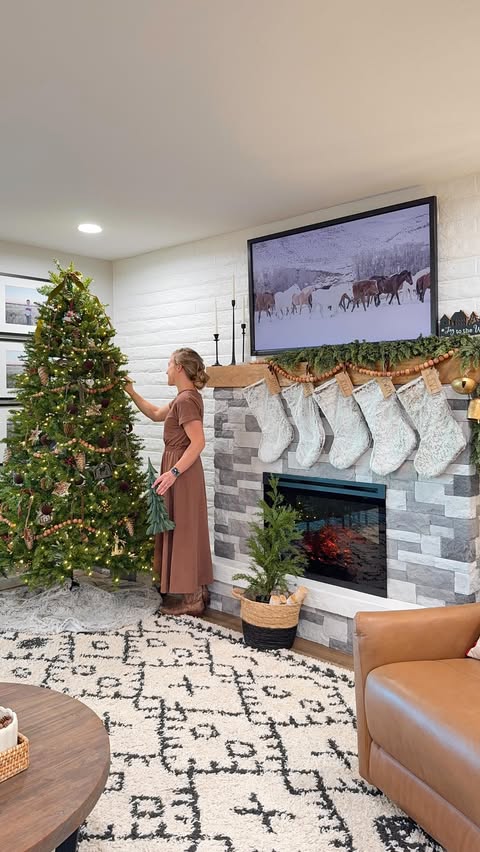 Instagram post by @hannahshappyhome for Hobby Lobby. Caption reads: [...] to our home with decor items from....