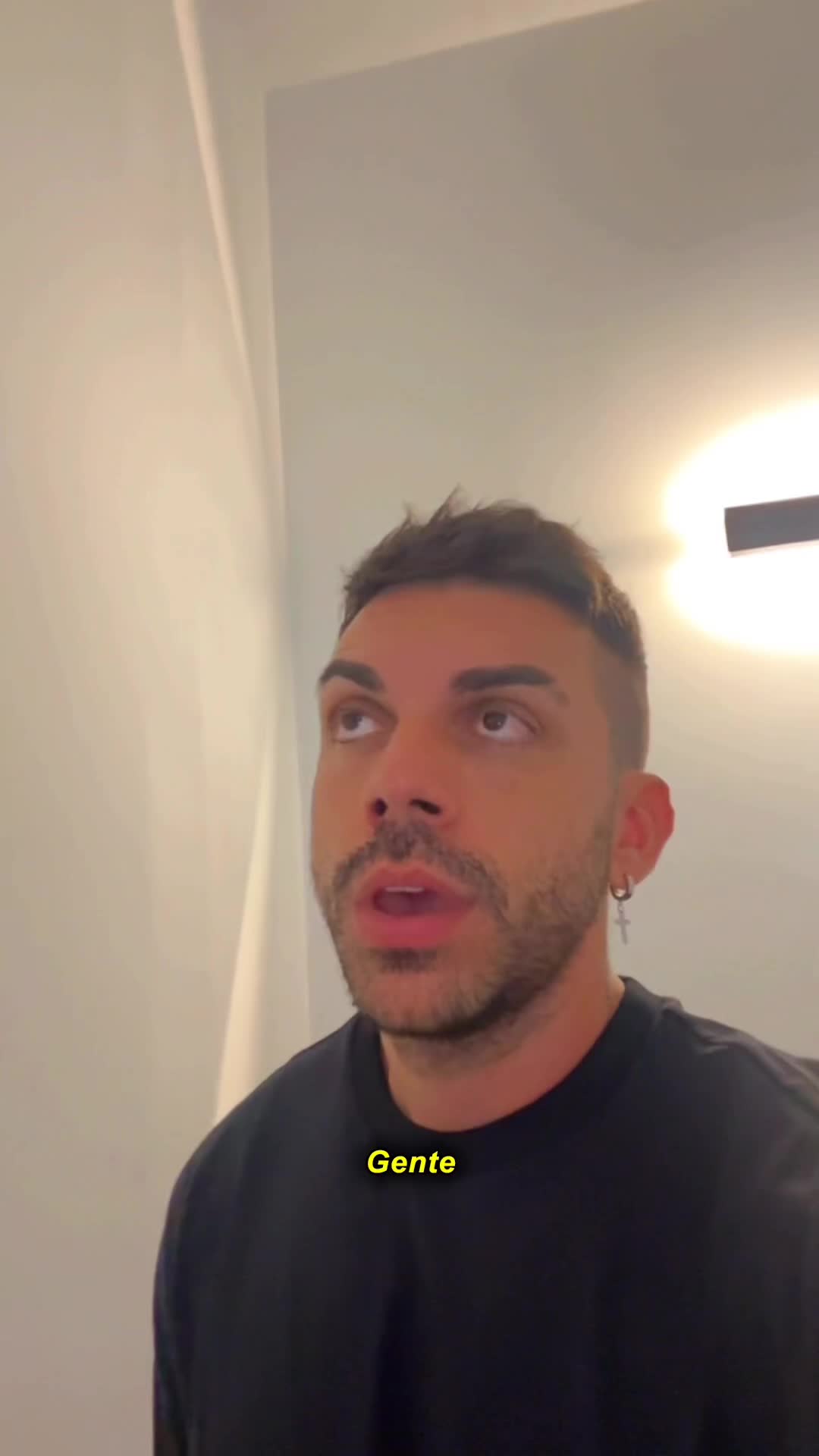 TikTok post by @djmariio for BURGER KING. Caption reads: 🤫🤵🏻👰🏼‍♀️ Os presento en exclusiva el menú de....